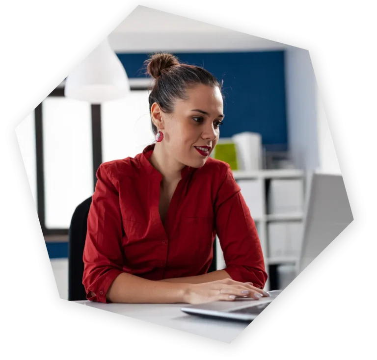 VIPD talentenanalyse - vrouw geconcentreerd kijken naar laptop