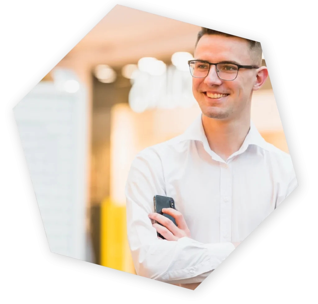 vipd competentieanalyse - man met telefoon lacht